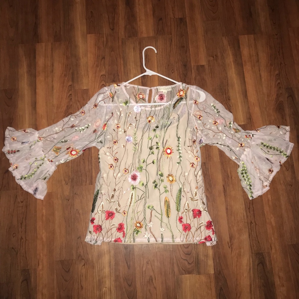 Gorgeous floral lace top (L)